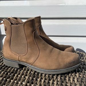 Size 8.5 brown Denver Hayes booties